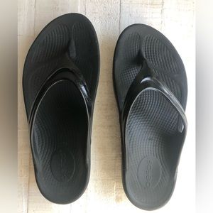 OOFOS Black Patent Thong Sandal